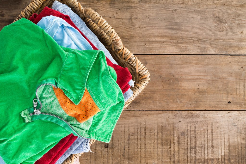Canasto con ropa limpia y doblada, lista para entregar