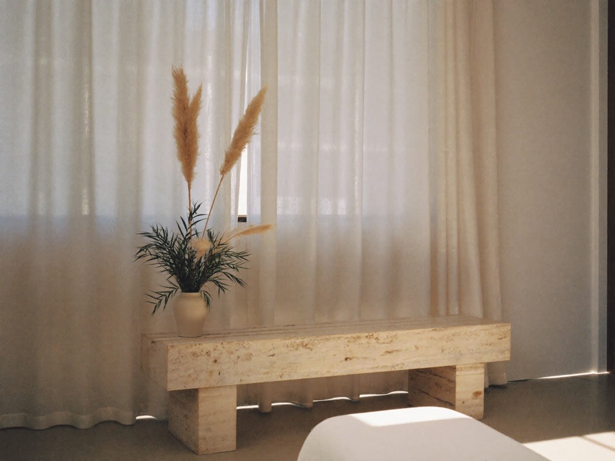 Recepción de Cala, espacio minimalista y luminoso