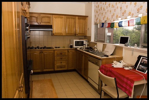 Hierbas frescas sobre mesada de cocina