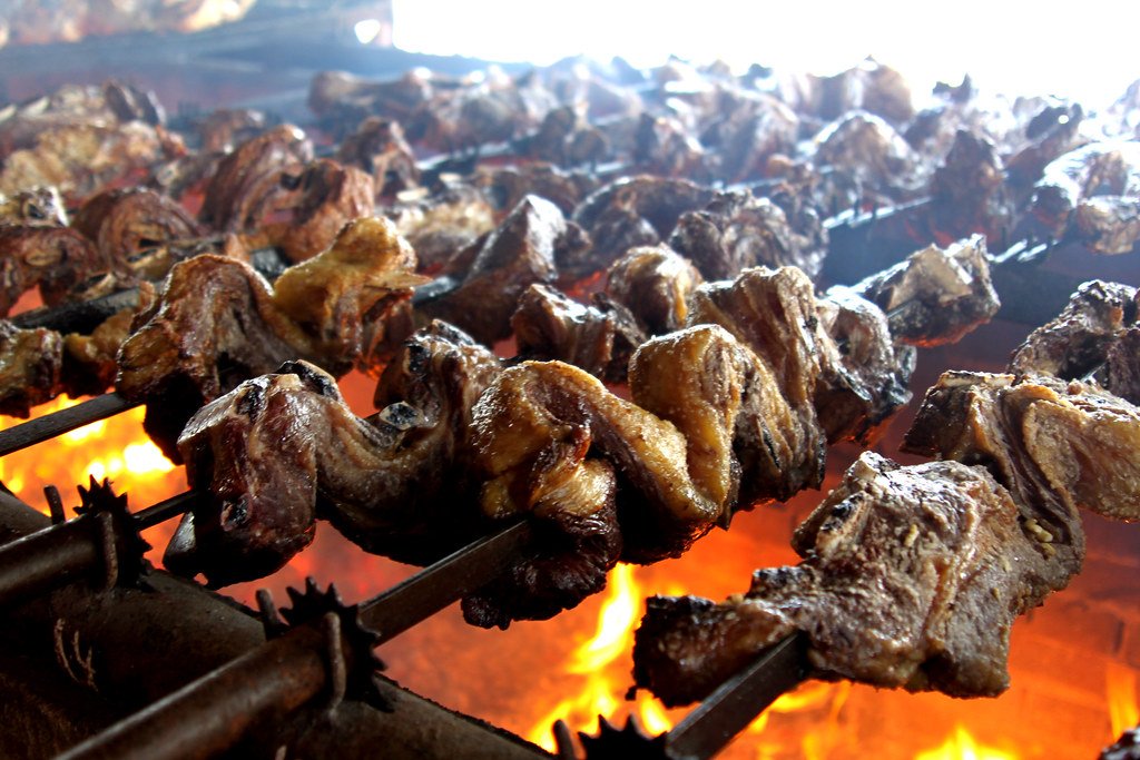 Anticuchos a las brasas sobre parrilla