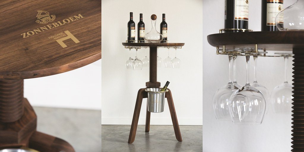 Botellas de vino sobre estantería de madera