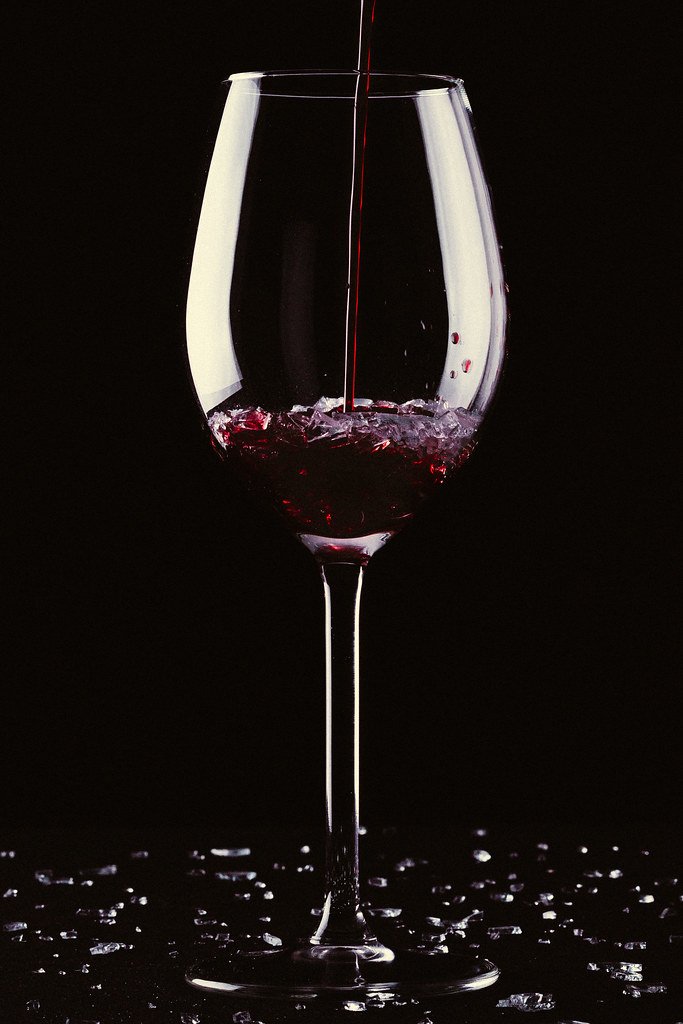 Copa de vino tinto siendo servida