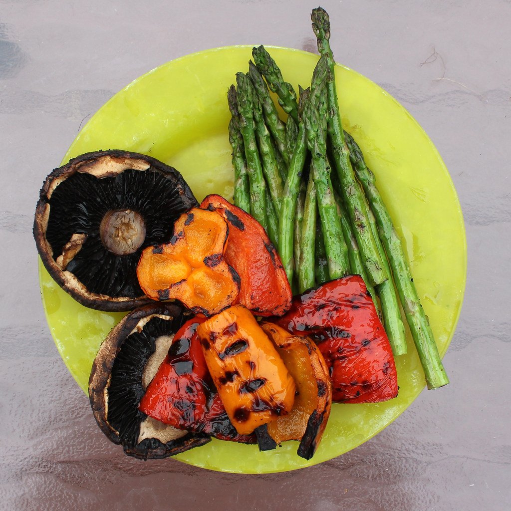 Plato de vegetales asados de estación