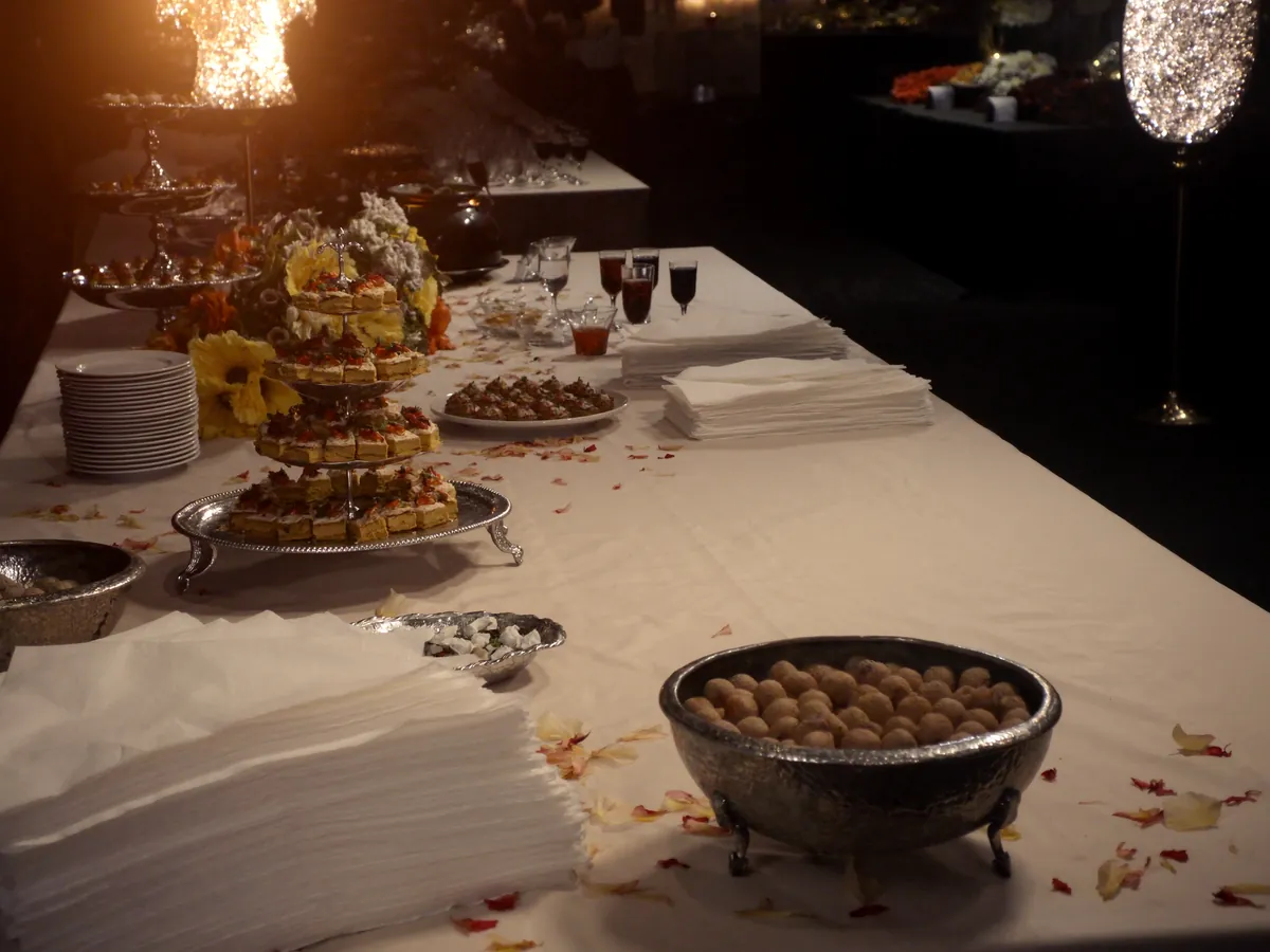 Mesa de catering elegante con canapés servidos en bandejas de plata para un evento de Villa Aurelia